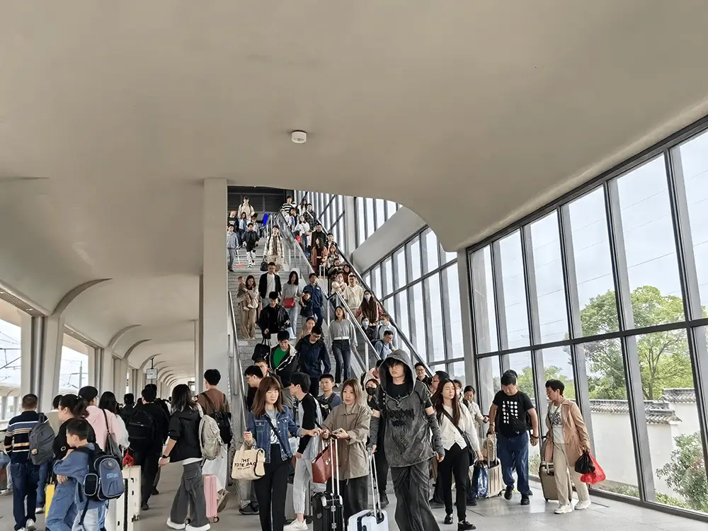 国庆返程高峰！长三角铁路预计发送旅客 357 万人次，你被堵在路上了吗？  第3张