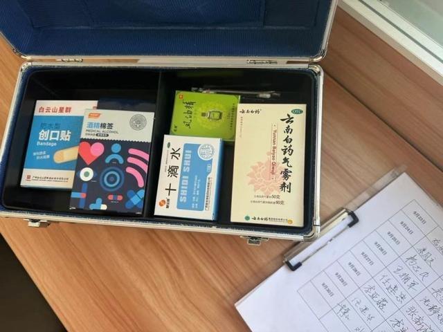 国庆假期，北京南站的这支义务指路队为何让旅客连连道谢？  第4张