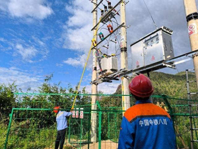 滇中引水二期临电工程踏鲁隧洞进口带电搭火作业顺利完成，为后续施工奠定坚实基础