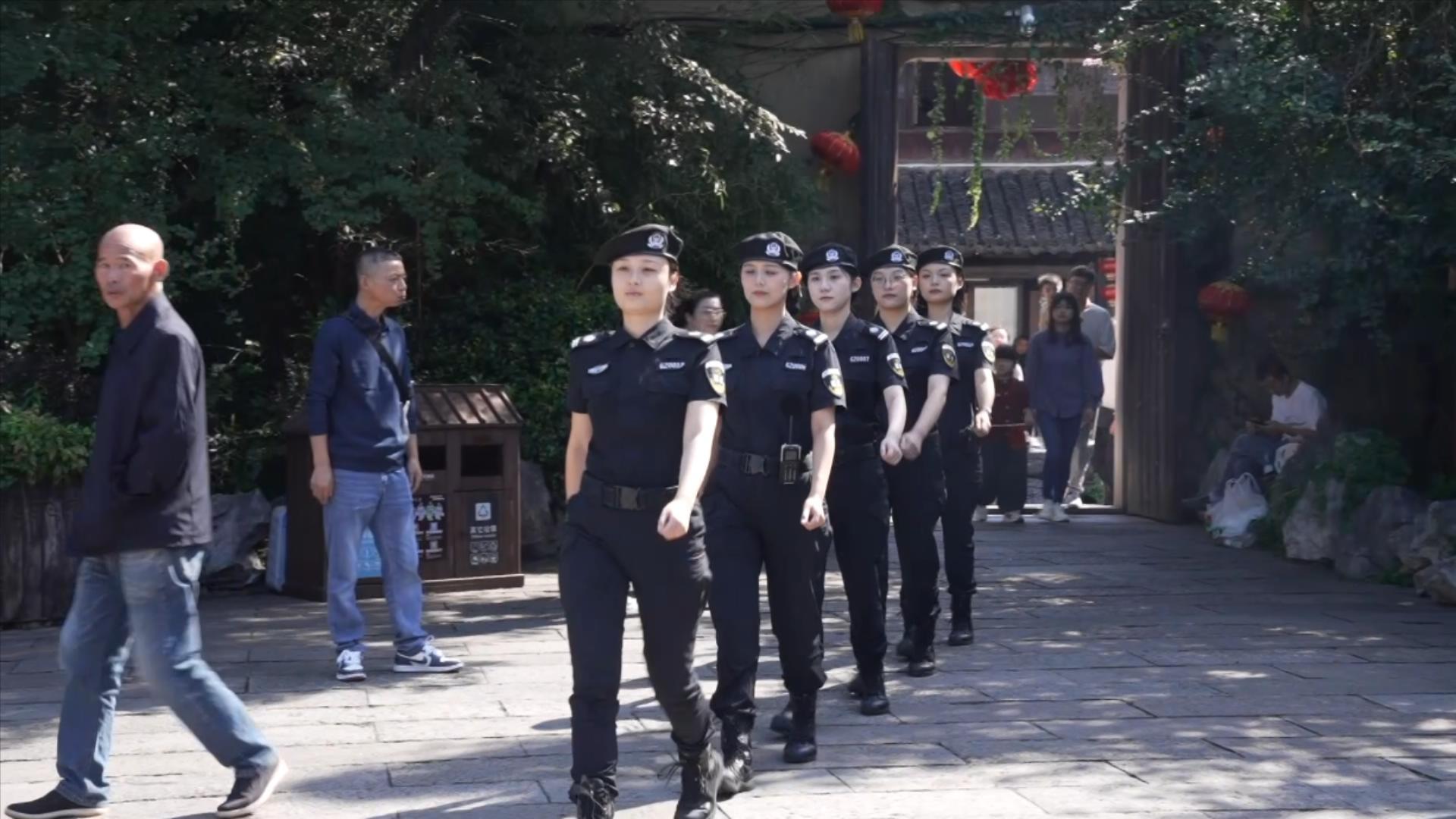 国庆假期，南浔古镇女子治安巡逻队步数超两万，全力守护景区安全  第2张