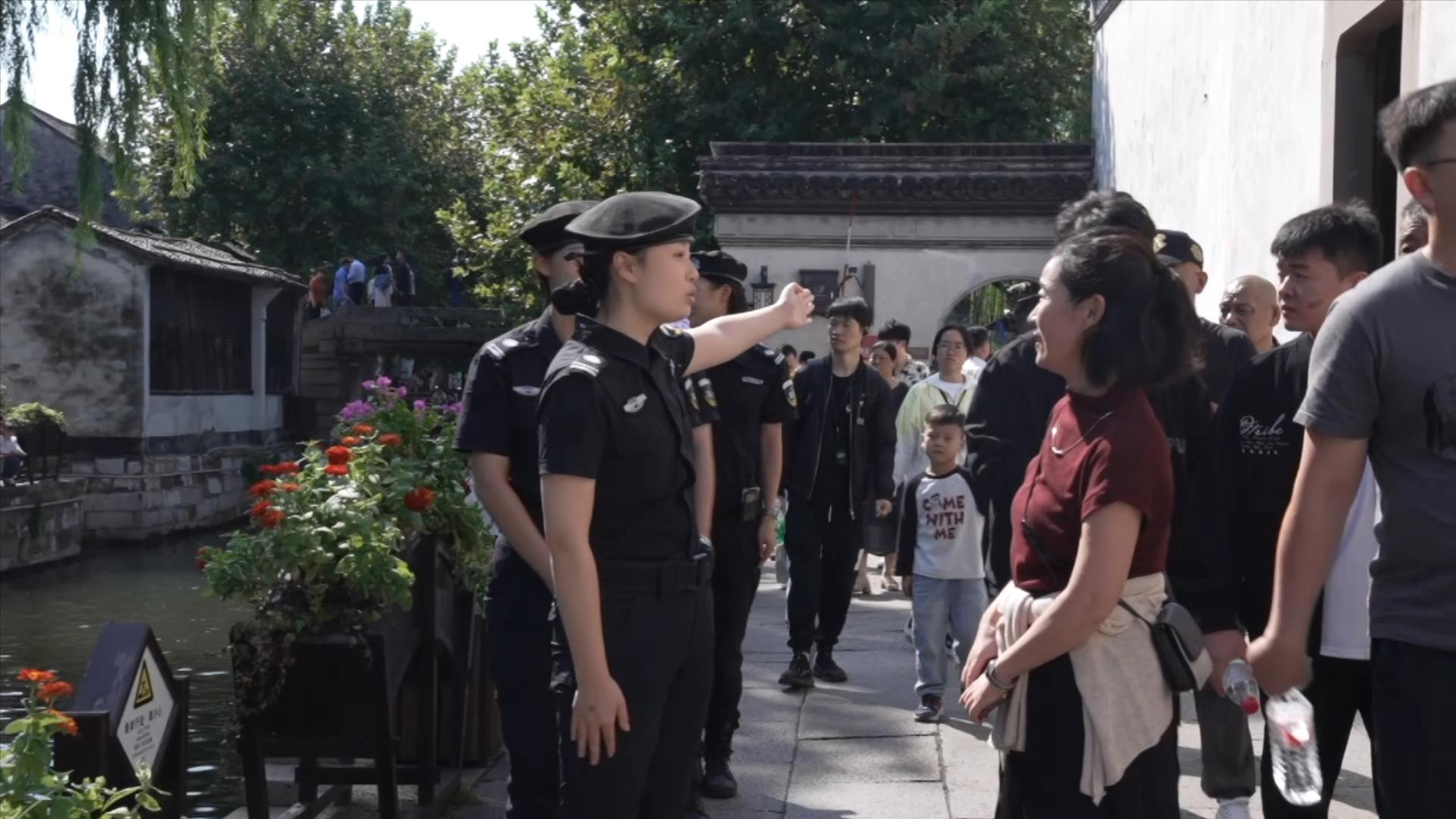国庆假期，南浔古镇女子治安巡逻队步数超两万，全力守护景区安全  第3张