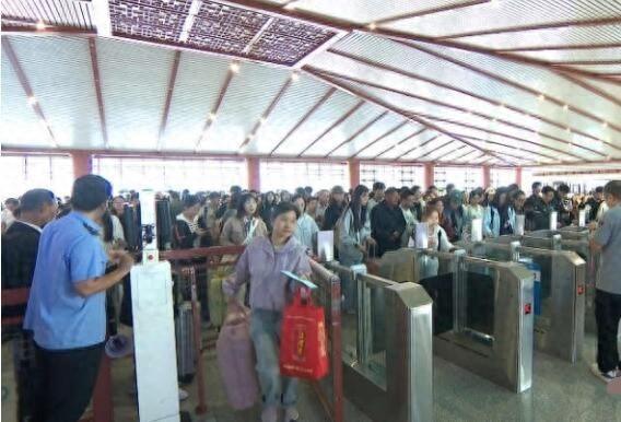 国庆返程高峰来袭，宿迁高铁站多措并举确保旅客安全顺畅出行