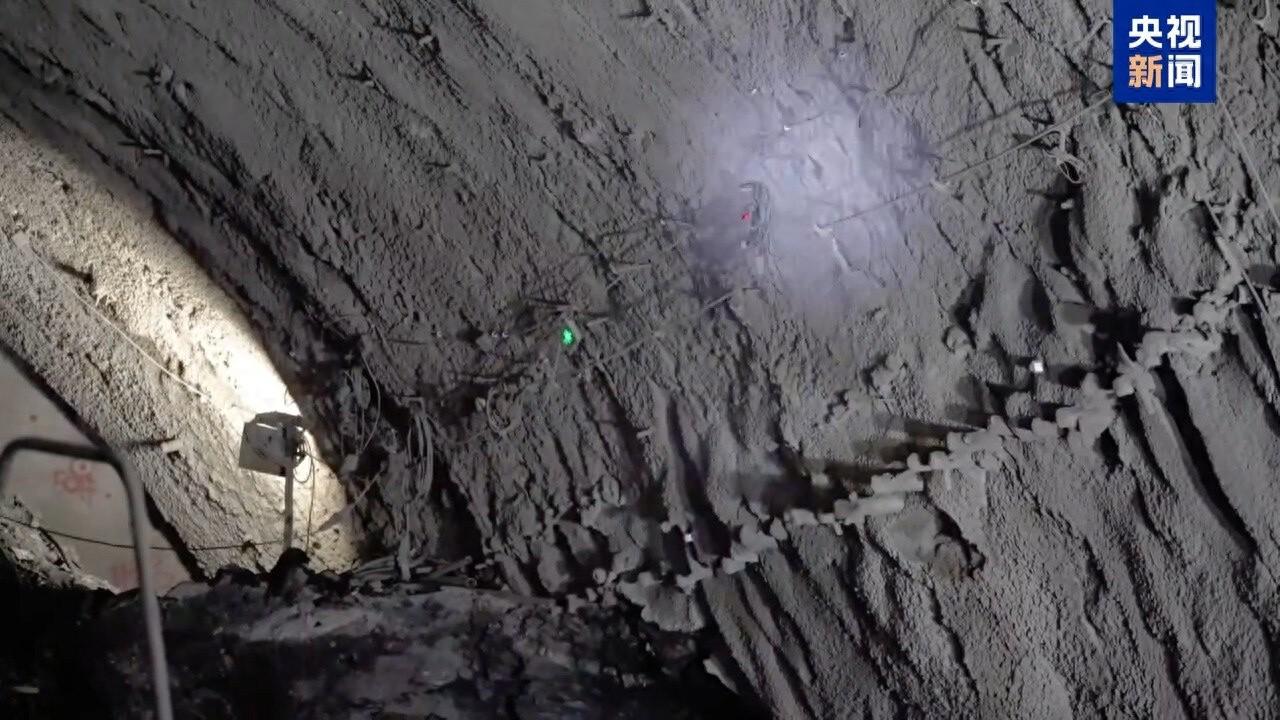 渝昆高铁昭通隧道建设者国庆坚守岗位，他们如何应对首次出现的难题？  第1张