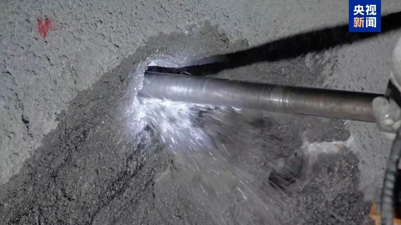 渝昆高铁昭通隧道建设者国庆坚守岗位，他们如何应对首次出现的难题？  第2张