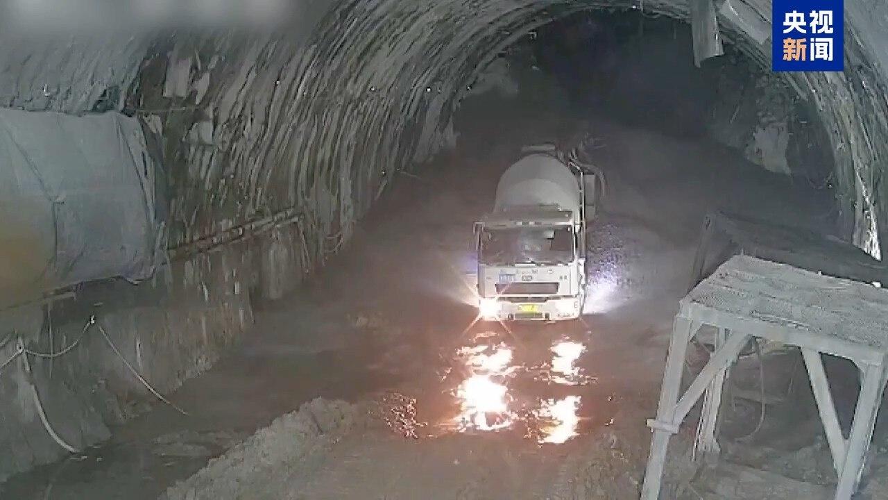 渝昆高铁昭通隧道建设者国庆坚守岗位，他们如何应对首次出现的难题？  第3张