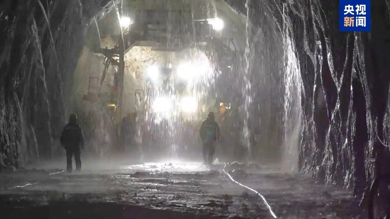 渝昆高铁昭通隧道建设者国庆坚守岗位，他们如何应对首次出现的难题？  第5张