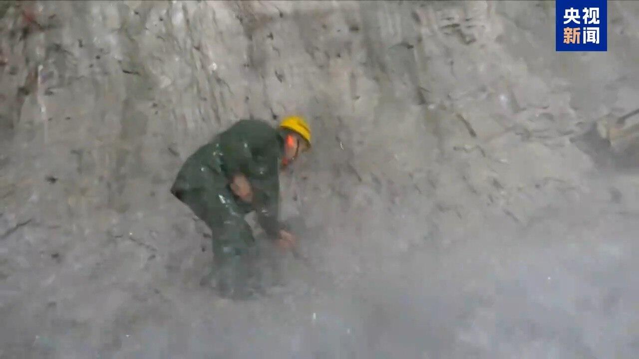 渝昆高铁昭通隧道建设者国庆坚守岗位，他们如何应对首次出现的难题？  第6张
