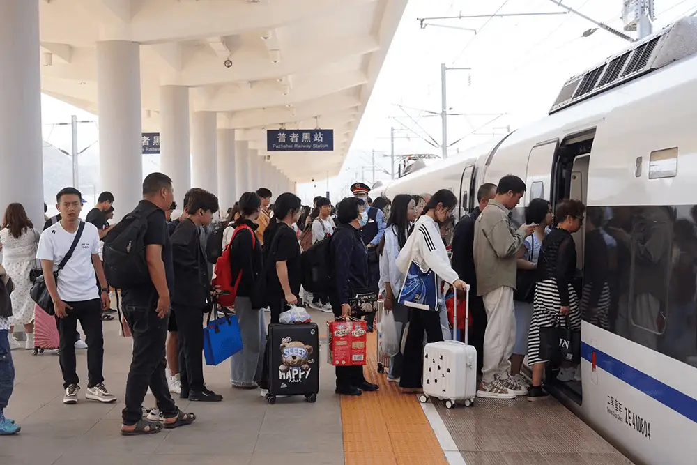 国庆假期云南铁路迎返程高峰，7 日预计发送旅客 50 万人次  第1张