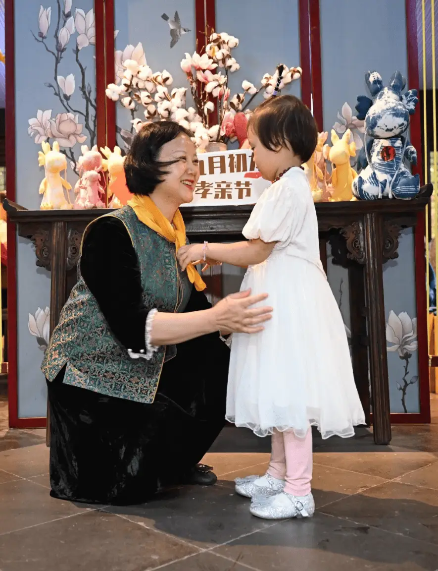 九九重阳，亲子齐聚黄道婆纪念公园，共度佳节，传承非遗  第4张