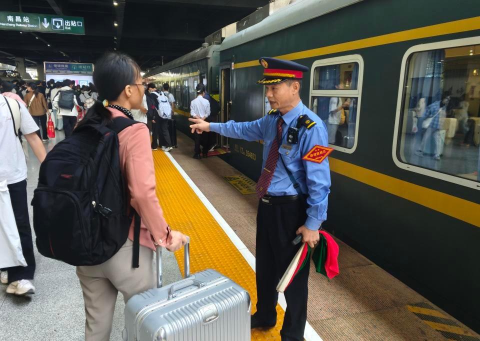 国庆返程高峰来袭！江西多举措保障旅客安全便捷出行  第2张