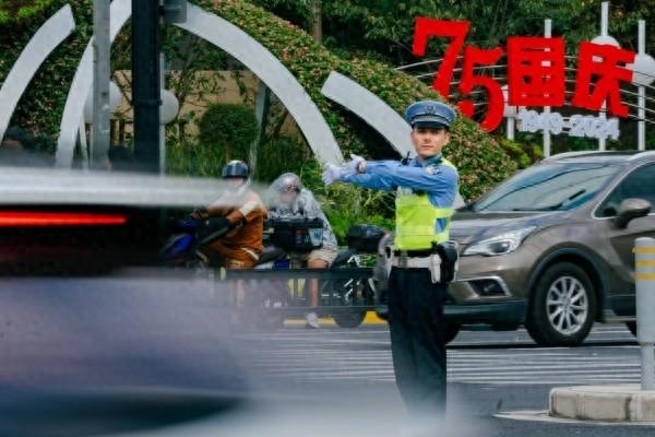 国庆假期尾声，普陀商圈人流量持续高位，警方全力确保秩序稳定