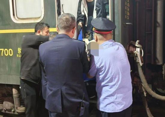 国庆列车上的感人一幕：他们用责任与担当换来运输平安，赢得旅客赞誉  第2张