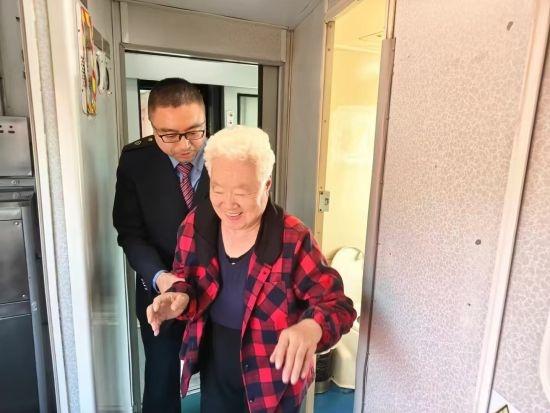 国庆列车上的感人一幕：他们用责任与担当换来运输平安，赢得旅客赞誉  第3张