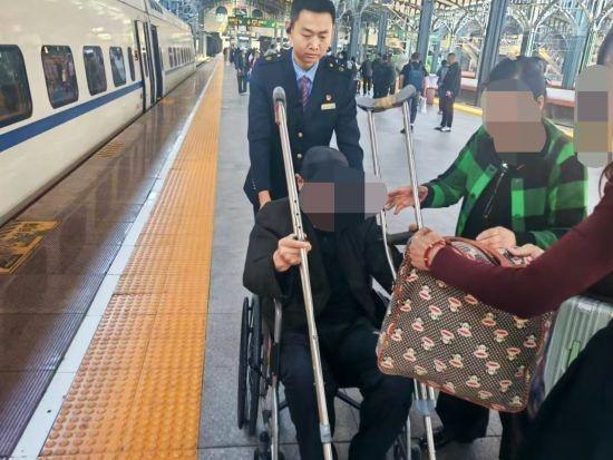 国庆列车上的感人一幕：他们用责任与担当换来运输平安，赢得旅客赞誉  第4张