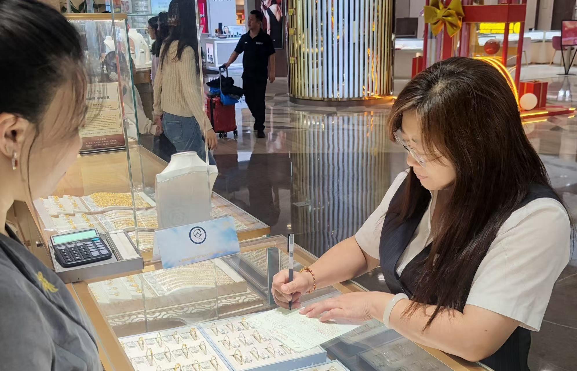 国庆第一天，全国劳模朱雯瑾在南京路步行街开启 30 年特色服务之旅  第1张