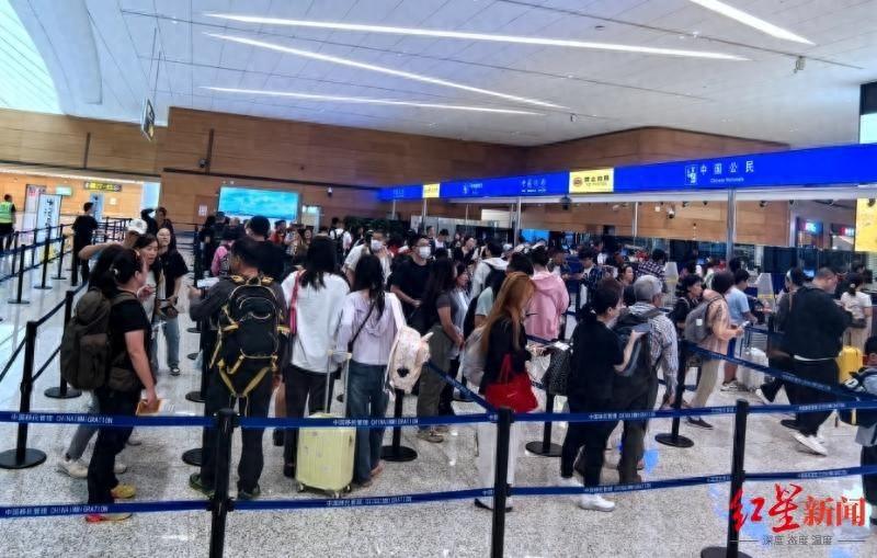 国庆假期成都边检站查验出入境人员超 10 万，你贡献了多少？  第1张