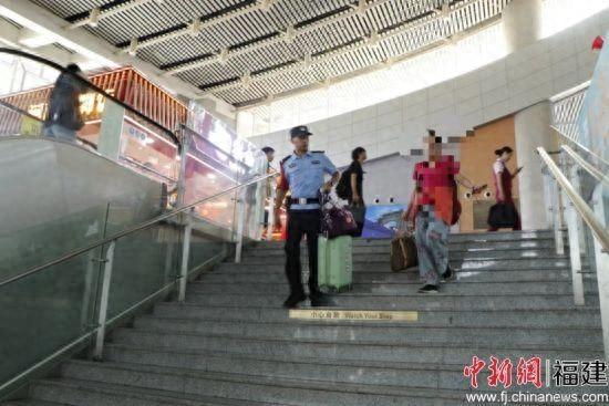 国庆期间厦门北站最大客流！24 年新警用点滴小事服务旅客，成亮丽风景线