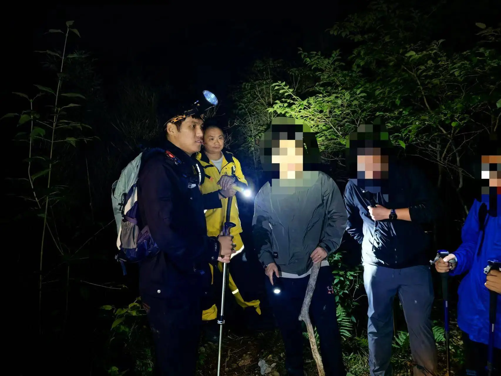 国庆假期 4 人挑战浙西之巅迷路被困，民警紧急救援