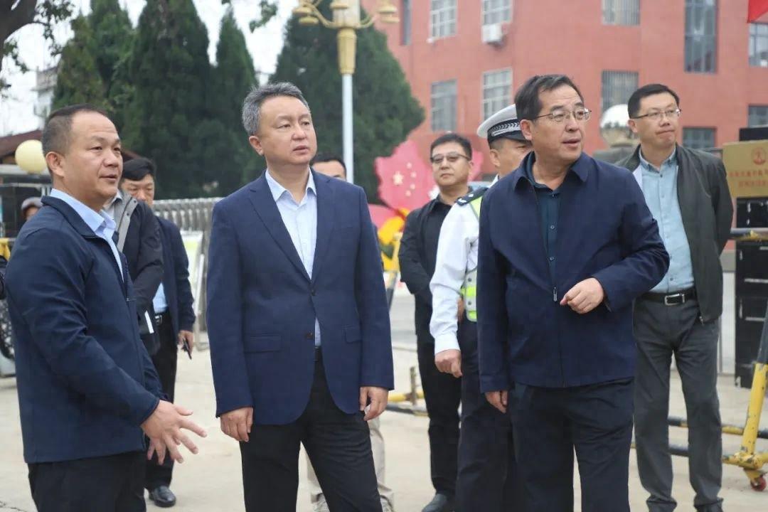 10 月 7 日，区委书记肖辉调研学校周边道路安全情况，提出这些具体要求  第1张