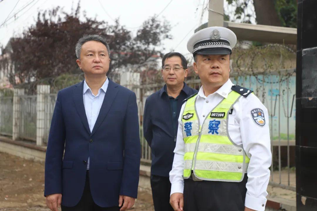 10 月 7 日，区委书记肖辉调研学校周边道路安全情况，提出这些具体要求  第2张
