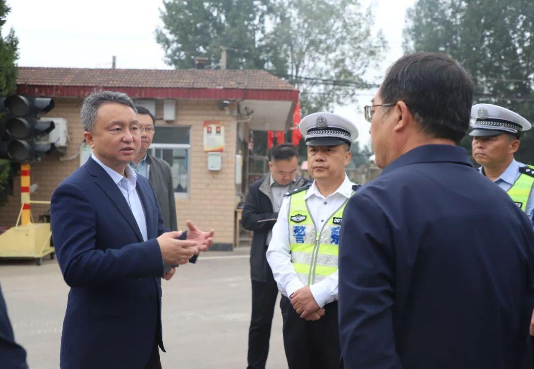 10 月 7 日，区委书记肖辉调研学校周边道路安全情况，提出这些具体要求  第3张