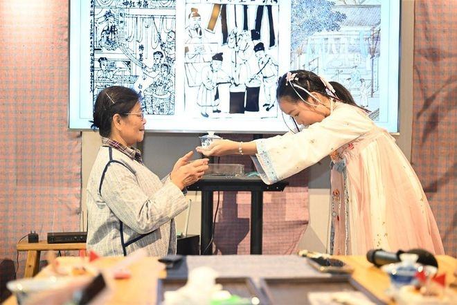 20 组家庭走进黄道婆纪念公园，共度温情重阳  第3张