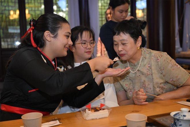 20 组家庭走进黄道婆纪念公园，共度温情重阳  第4张