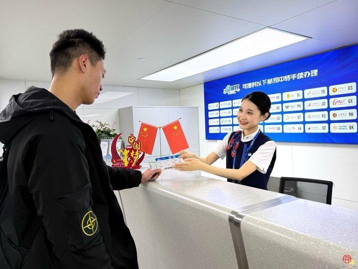 济南机场:激情燃烧的国庆特色活动,旅客们的狂欢盛宴 第2张 济南机场:激情燃烧的国庆特色活动,旅客们的狂欢盛宴 第2张