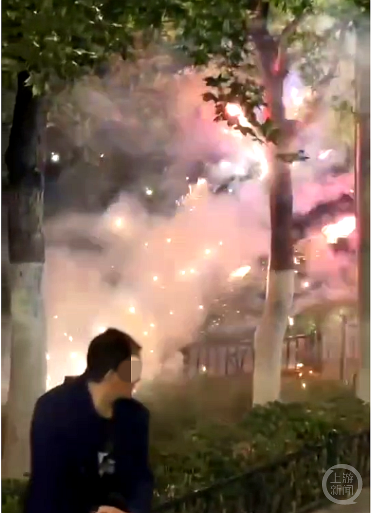 摩托车骑手竟在红色教育基地违规炸街，还爬到公交站台顶棚跳舞  第2张