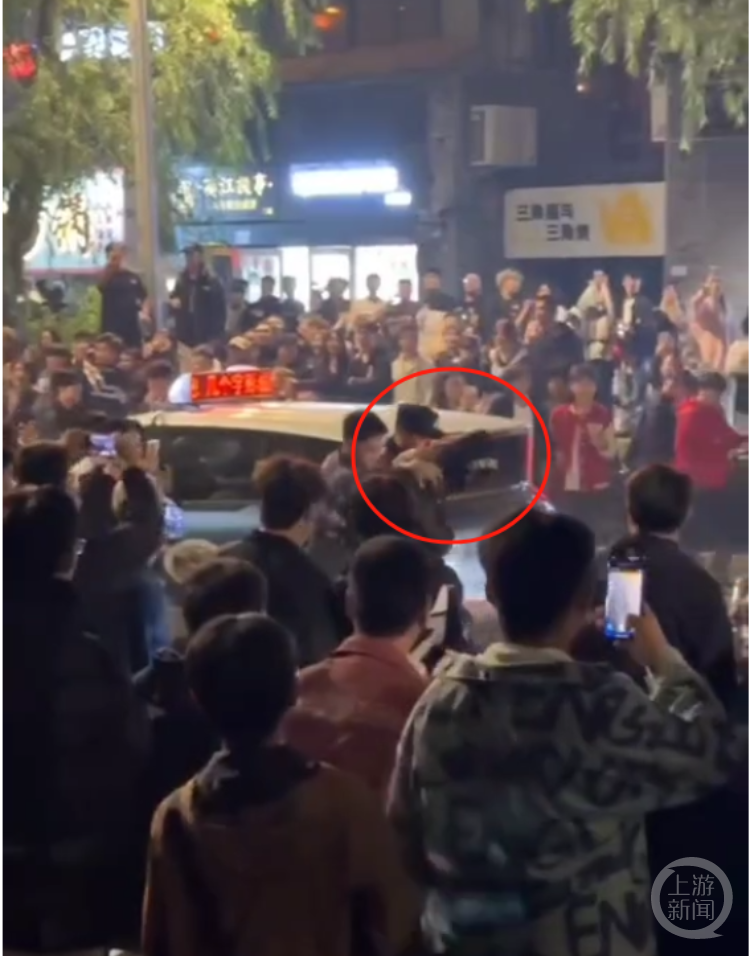 摩托车骑手竟在红色教育基地违规炸街，还爬到公交站台顶棚跳舞  第3张
