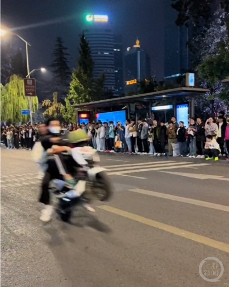 摩托车骑手竟在红色教育基地违规炸街，还爬到公交站台顶棚跳舞