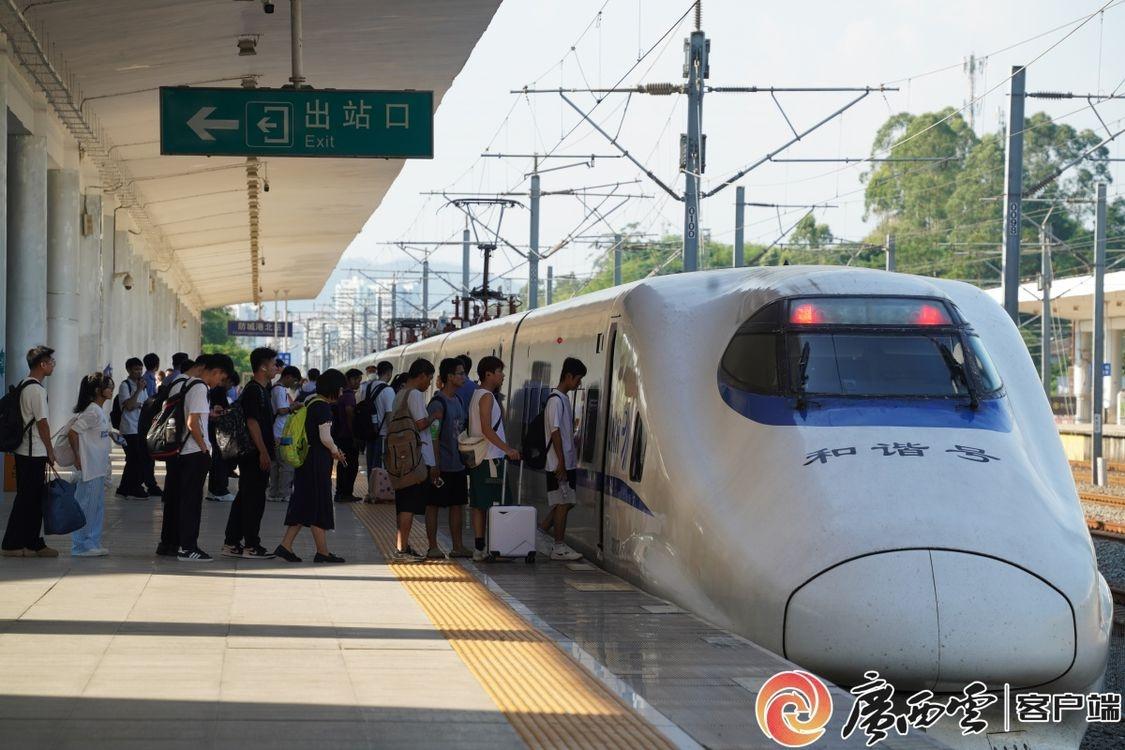 国庆假期最后一天，国铁南宁局管内各车站迎返程客流高峰！你返程了吗？  第2张
