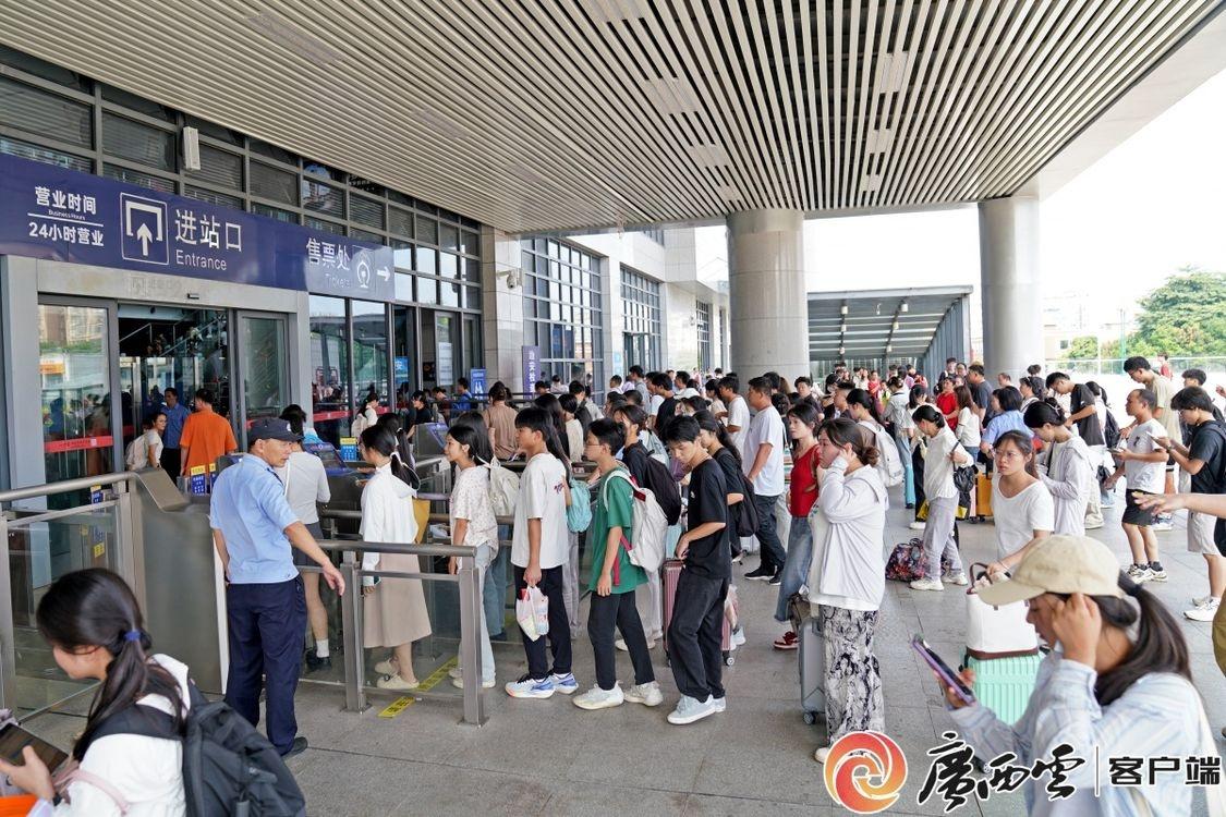 国庆假期最后一天，国铁南宁局管内各车站迎返程客流高峰！你返程了吗？  第3张