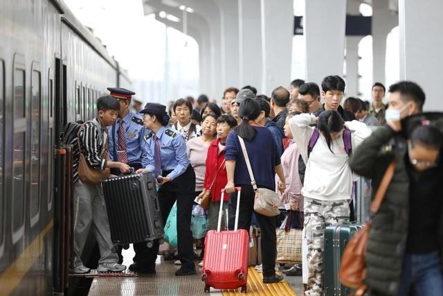 国庆返程高峰来袭，你被堵在路上了吗？  第3张