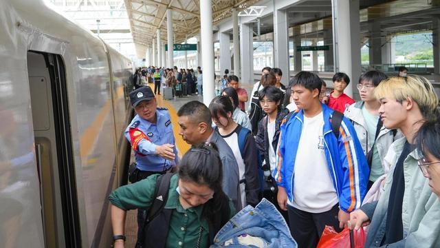 国庆返程高峰来袭，你被堵在路上了吗？  第7张