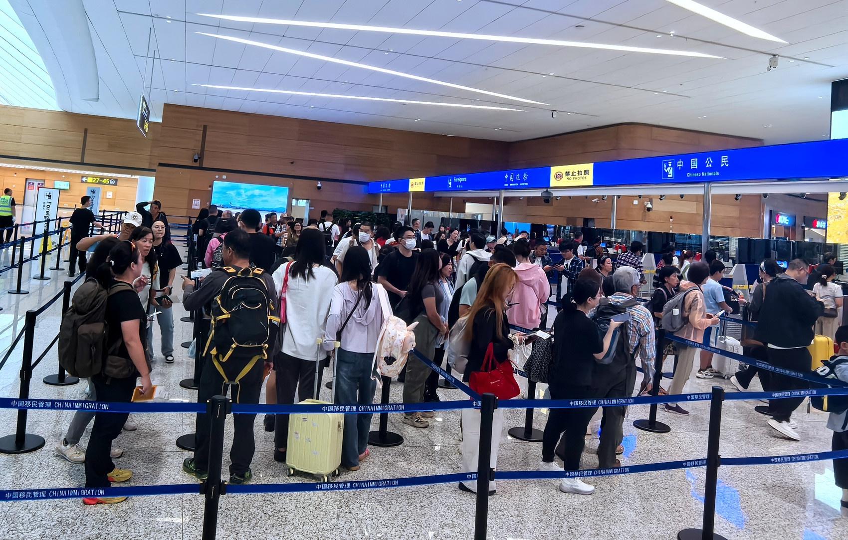 同比增长三成！国庆假期成都出入境人员破纪录  第2张