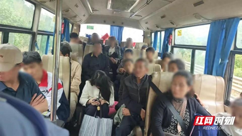 国庆返程注意！超员乘客无安全带保护，后果不堪设想  第1张