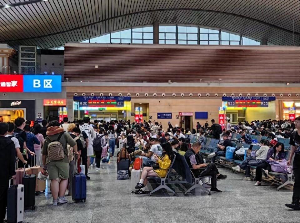 国庆返程高峰，广铁集团预计发送旅客 277.2 万人次！你在路上吗？  第1张