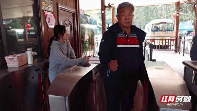 国庆假期宝峰湖景区人气爆棚，全员上岗确保游客安全舒适  第1张