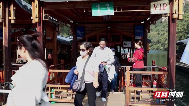 国庆假期宝峰湖景区人气爆棚，全员上岗确保游客安全舒适  第4张