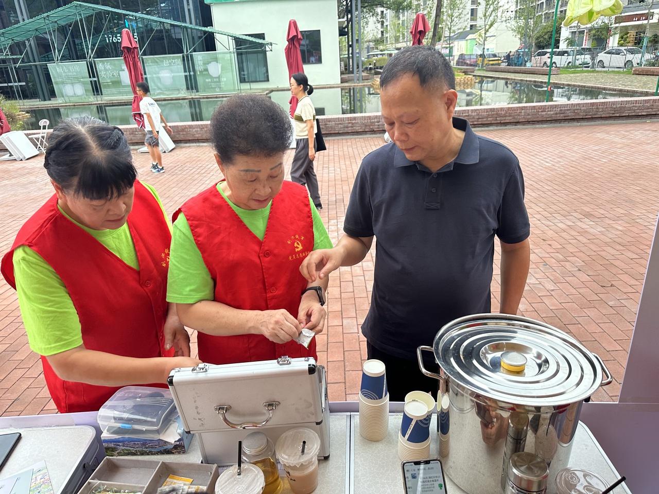国庆假期，龙泉市剑池街道南大洋社区的志愿者们为游客准备了哪些惊喜？  第2张