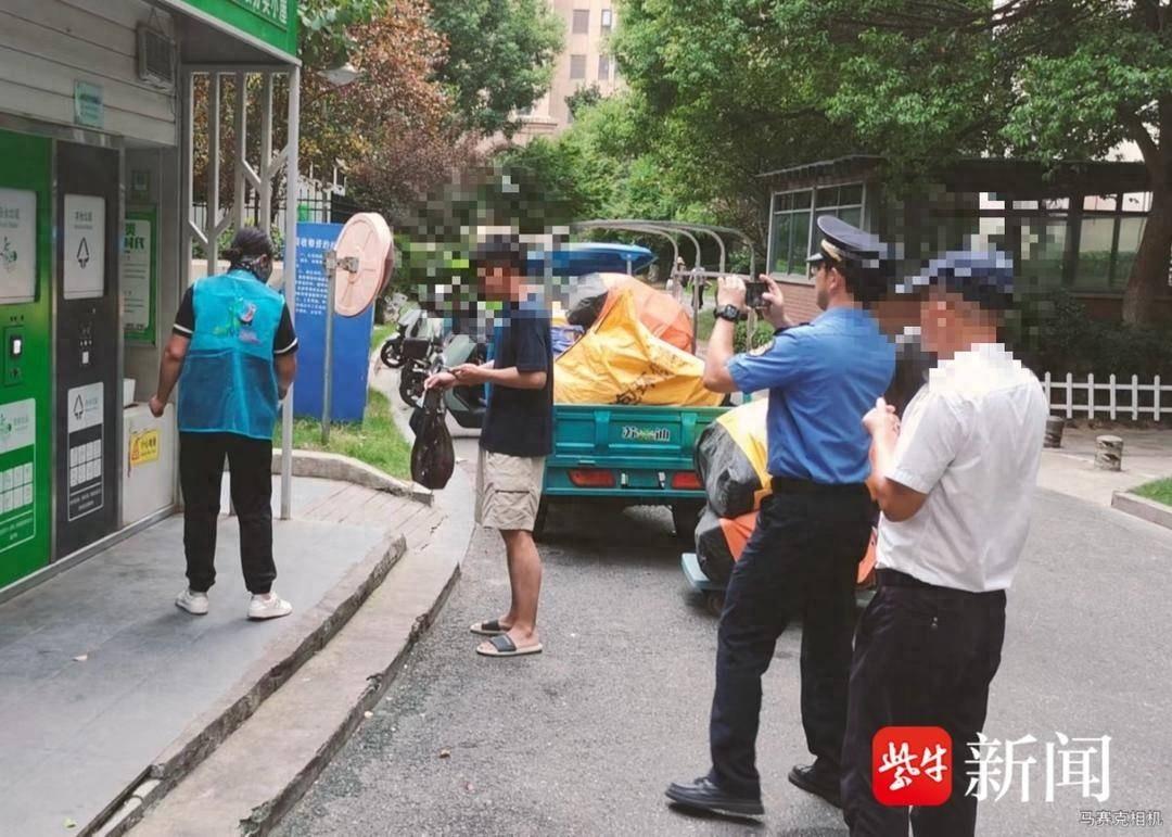 南京一小区业主随意丢弃垃圾，执法人员这样做……