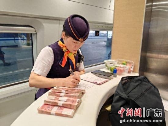6 捆现金无人认领！工作人员整理旅客遗失款物，你猜失主多着急？  第1张
