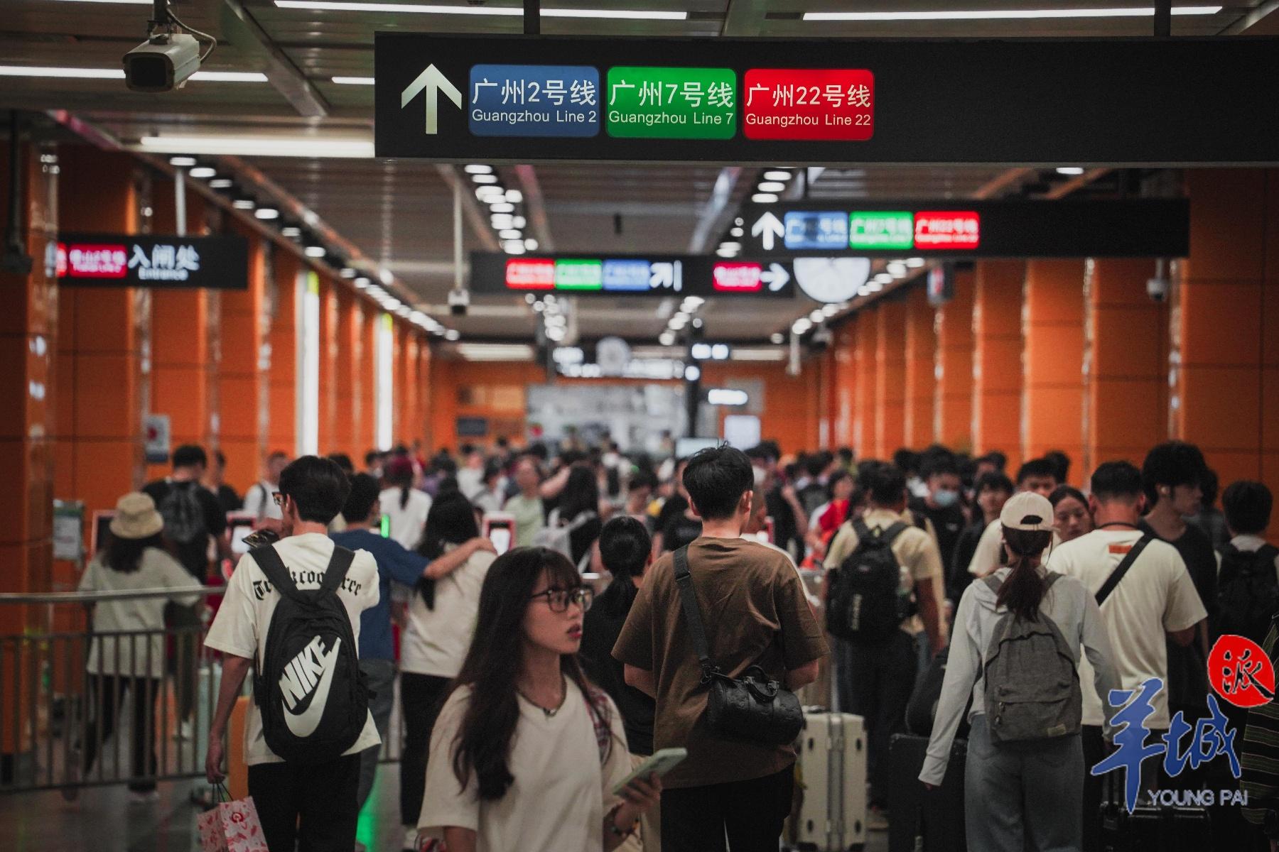 国庆返程高峰来袭！广州南站地铁站内人头攒动，你被挤到了吗？  第2张