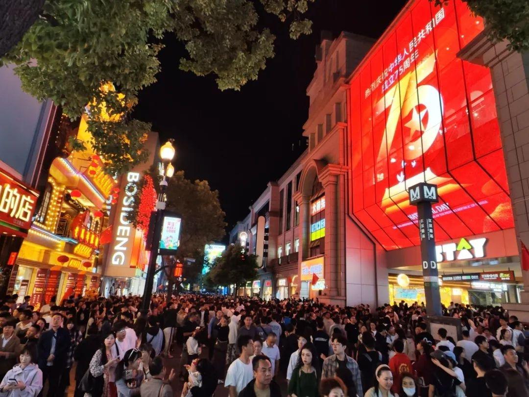 国庆假期，万名游人东湖看日出！武汉这些地方火了  第6张