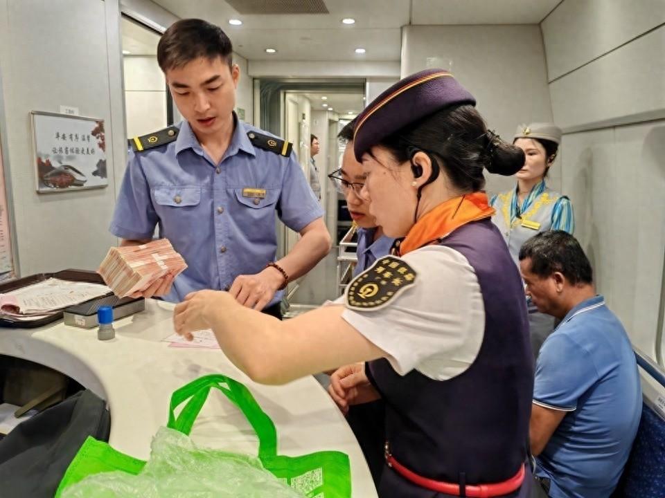 6 万元现金遗落列车，列车长 2 分钟内紧急处理  第1张