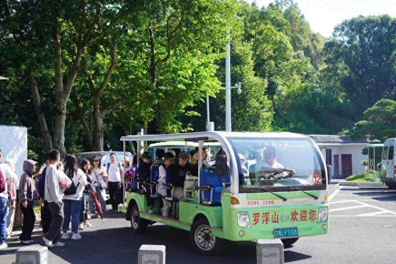 国庆罗浮山景区游人如织，工作人员贴心服务，为游客织起拾物网  第1张