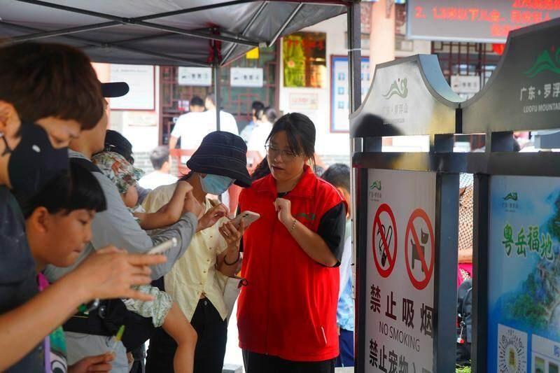 国庆罗浮山景区游人如织，工作人员贴心服务，为游客织起拾物网  第2张