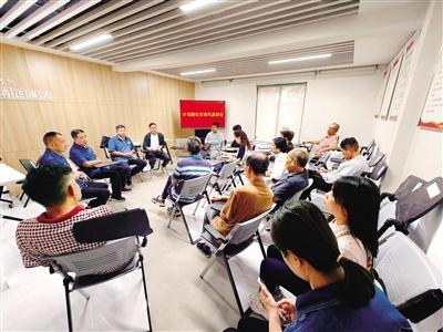 街道社区工作人员多方协调，解决楼院暖气改造难题  第1张