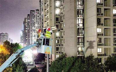 老范的 20 多年：从修路灯到守护城市光明，他的故事让人感动